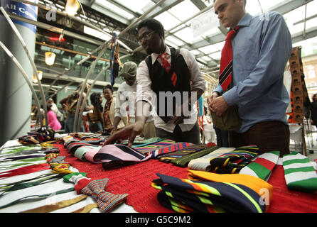 Semaine de la mode en Afrique.Un stand affichant des liens colorés à l'Africa Fashion week, qui s'est tenu au marché de Spitalfields dans l'est de Londres. Banque D'Images