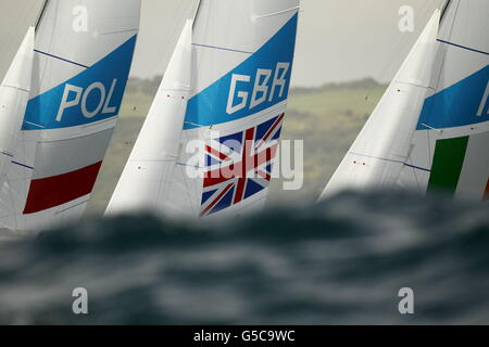 Iain Percy et Andrew Simpson en Grande-Bretagne lors de la course 9 pour la classe Star aux Jeux olympiques de Weymouth Bay. Les champions de la défense ont étendu leur avance dans la flotte à huit points alors qu'ils se dirigent vers la course de médaille du dimanche. Banque D'Images