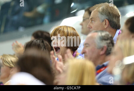 Dame Tessa Jowell s'éveille de la séance de natation en soirée à côté de l'ancien Premier ministre Tony Blair au Centre aquatique du Parc olympique de Londres, le septième jour des Jeux Olympiques de Londres 2012. Banque D'Images