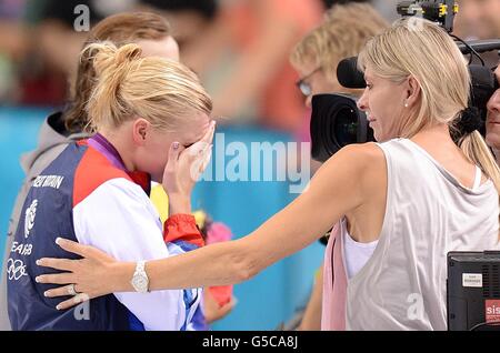 Rebecca Adlington, de la Grande-Bretagne, se déchire en larmes lorsqu'elle est interviewée par Sharon Davies (à droite) à la suite de la finale Freestyle féminine de 800 m au centre aquatique du parc olympique de Londres, le septième jour des Jeux olympiques de 2012 à Londres. Banque D'Images