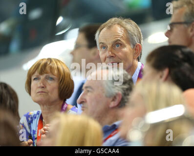 Dame Tessa Jowell (à gauche) est assise à côté de l'ancien Premier ministre Tony Blair lors de la séance de natation en soirée au Centre aquatique du Parc olympique de Londres, le septième jour des Jeux Olympiques de Londres 2012. Banque D'Images