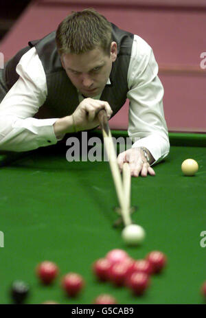 Joe Swail sur le chemin de la victoire sur Sean Story lors de la séance du soir aux Championnats du monde de snooker de l'ambassade au Crucible, Sheffield. Banque D'Images