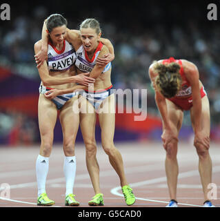 JO Pavey (à gauche) et Julia Bleasdale se sont mutuellement console après la finale du 10 000 m féminin, au stade olympique de Londres, le septième jour des Jeux Olympiques de Londres 2012. Banque D'Images