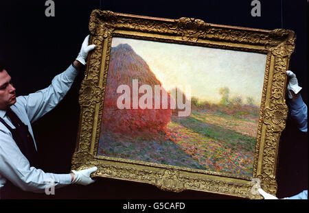 Tim Wigmore, technicien multi-qualifié de Londres (à gauche), détient l'un des tableaux Haystack de Claud Monet, qui n'a pas été vu publiquement depuis 1895 à Sotheby's, Londres. La peinture devrait se vendre pour 5-7 millions lorsqu'elle va sous le marteau. Banque D'Images