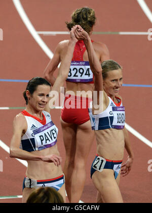 JO Pavey (à gauche) et Julia Bleasdale (à droite), en Grande-Bretagne, reconnaissent la foule après la finale des 10 000 m féminins, au stade olympique de Londres, le septième jour des Jeux olympiques de Londres 2012. Banque D'Images