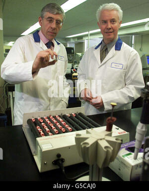 Accueil le secrétaire Jack Straw et le directeur général de Huntingdon Life Science, Brian Cass, (à gauche) regardent des échantillons de sang lors d'une visite des bâtiments de Cambridgeshire. Les personnes qui travaillent dans les laboratoires d'essais sur les animaux doivent être applaudies plutôt que abusées. * le secrétaire à l'intérieur Jack Straw a dit aujourd'hui. Il était en visite à Huntingdon Life Sciences à Cambridgeshire alors qu'il est apparu qu'un comité ministériel doit être mis en place pour tenter de contrer les extrémistes des droits des animaux. Banque D'Images