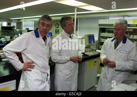 Le secrétaire d'État Jack Straw (à gauche) et le directeur général de Huntingdon Life Science, Brian Cass (au centre), présentent des échantillons de sang par l'un des membres du personnel du laboratoire lors d'une visite des bâtiments de Cambridgeshire. *les personnes qui travaillent dans les laboratoires d'essais sur les animaux doivent être applaudies plutôt que abusées, a déclaré le secrétaire à l'intérieur Jack Straw. Il était en visite à Huntingdon Life Sciences à Cambridgeshire alors qu'il est apparu qu'un comité ministériel doit être mis en place pour tenter de contrer les extrémistes des droits des animaux. Banque D'Images