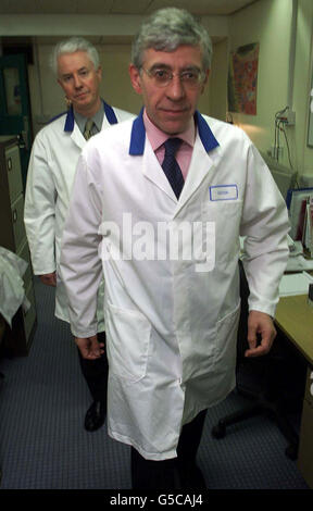 Accueil le secrétaire Jack Straw (premier plan) et le directeur général de Huntingdon Life Science, Brian Cass (arrière-plan), lors d'une visite des bâtiments de Cambridgeshire. *les personnes qui travaillent dans les laboratoires d'essais sur les animaux doivent être applaudies plutôt que abusées, le secrétaire à l'intérieur Jack Straw. Il était en visite à Huntingdon Life Sciences à Cambridgeshire alors qu'il est apparu qu'un comité ministériel doit être mis en place pour tenter de contrer les extrémistes des droits des animaux. Banque D'Images