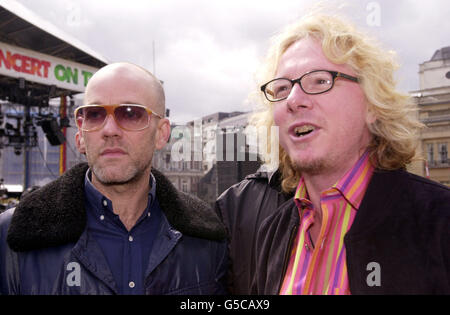 Les membres du groupe de rock REM, le chanteur principal Michael Stipe (à gauche) et Mike Mills à Trafalgar Square, Londres, à la veille du concert de la Journée de la liberté en Afrique du Sud, où ils se feront jouer. Banque D'Images