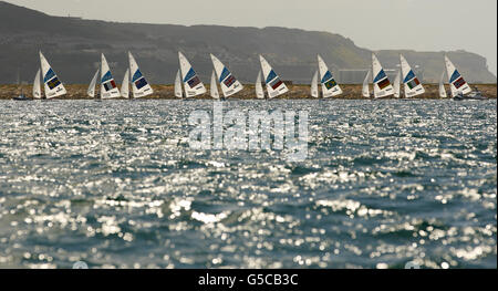 Iain Percy et Andrew Simpson, en Grande-Bretagne, se disputant aujourd'hui la course en classe Star aux Jeux olympiques de Weymouth Bay. Les deux ont défendu sans succès leur titre qu'ils ont obtenu à Beijing. Banque D'Images