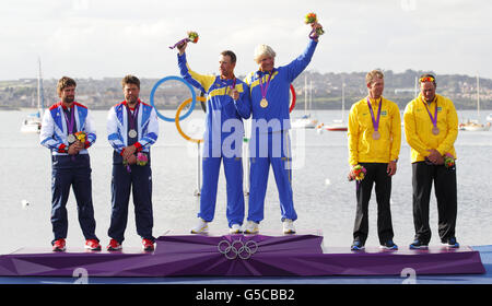 Fredrik LOOF et Max Salminen, les marins suédois de la classe Star, célèbrent leur médaille d'or olympique, flanquée par Iain Percy et Andrew Simpson, qui ont gagné l'argent (à gauche), et Robert Scheidt et Bruno Prada, du Brésil, qui ont gagné le bronze. Banque D'Images