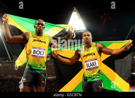 Usain Bolt de Jamacia (à gauche) célèbre la victoire de l'or lors de la finale de 100m masculin aux côtés du vainqueur de la médaille d'argent Johan Blake au stade olympique de Londres. Banque D'Images