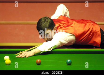 Patrick Wallace lors de la finale du championnat du monde de l'ambassade contre Joe Swail au Crucible, Sheffield. Banque D'Images