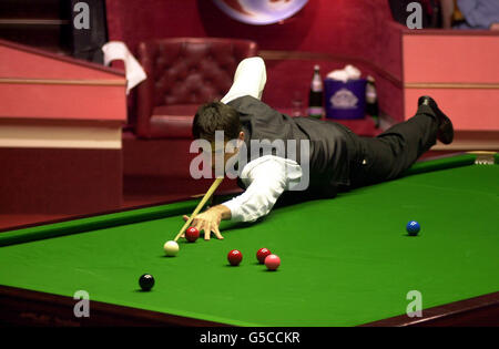 Le Ronnie O'Sullivan (au centre) d'Angleterre s'est fraisé un chemin dans la finale lors de son match de demi-finale contre Joe Swail, de l'ambassade World Snooker Championship, au Crucible Theatre de Sheffield, en Irlande du Nord. Banque D'Images