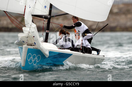 Lucy MacGregor, Annie Lush et Kate MacGregor, membres de l'équipe féminine de course Elliott en Grande-Bretagne, lors de leur rencontre avec l'équipage russe lors de la voile olympique d'aujourd'hui à Weymouth. Banque D'Images