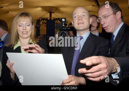 Le chef conservateur William Hague accompagné de sa femme Ffion et Sir Malcolm Rifkind (à droite) signant des affiches pour les fidèles du parti lors d'une réunion à l'hôtel Prestonfield House à Édimbourg. Banque D'Images