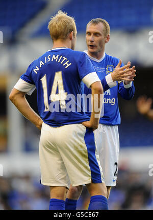 Tony Hibbert (à droite) d'Everton discute avec Steven Naismith, coéquipier Banque D'Images