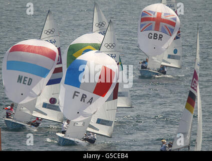 Hannah Mills et Saskia Clark (en haut), médaillés d'argent de Grande-Bretagne, poursuivent la flotte lors de la médaille Racel en classe féminine 470 sur le site de voile des Jeux olympiques de Weymouth et de Portland. Banque D'Images