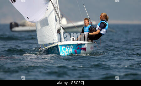 La médaille d'argent des femmes de la Grande-Bretagne a remporté la barre 470 Hannah Mills, avec l'équipage Saskia Clark (à droite) après avoir suivi derrière les médailles d'or de la Nouvelle-Zélande à la régate olympique de Weymouth aujourd'hui Banque D'Images