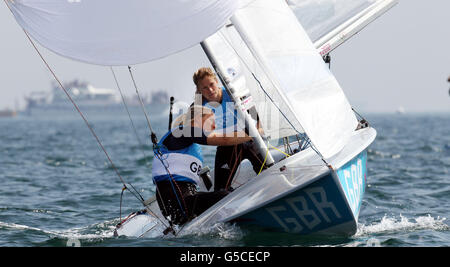 La médaille d'argent des femmes de la Grande-Bretagne a remporté la barre de 470 Hannah Mills, avec l'équipage Saskia Clark qui a suivi derrière les médailles d'or de la Nouvelle-Zélande à la régate olympique de Weymouth aujourd'hui. Banque D'Images