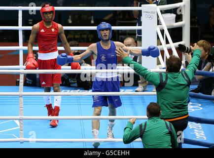 John Joe Nevin (bleu) célèbre avec les entraîneurs Billy Walsh et Zaur Anita après avoir remporté son combat avec Lazaro Alvarez Estrada de Cuba dans leur combat de boxe masculin Bantam-Weight 56 kg à l'Excel Arena, Londres pendant les Jeux Olympiques de Londres 2012 Banque D'Images