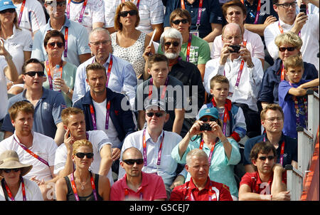 David Beckham regarde l'action BMX avec son fils Brooklyn, Romeo et Cruz, ainsi que le Premier ministre David Cameron (au centre à gauche) pendant le 14 jour des Jeux Olympiques sur le circuit BMX du Parc Olympique, Londres. Banque D'Images