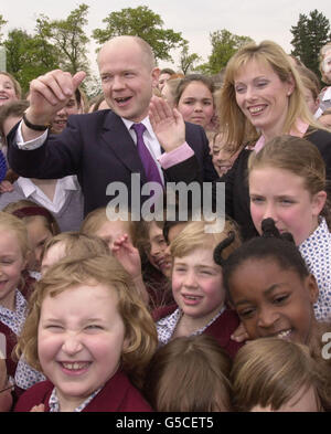 Le chef du Parti conservateur William Hague et son épouse Ffion arrivent à l'école de Thorpe House à Norwich le premier jour de l'élection générale officielle. L'elction a lieu le 7 juin 2001. Banque D'Images