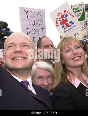 Le chef conservateur William Hague et sa femme Ffion arrivent sur la place Agincourt, à Monmouth, au pays de Galles, au début de la tournée électorale en Grande-Bretagne. M. Hague a lancé aujourd'hui le manifeste gallois du parti conservateur à Cardiff, l'élection générale devant se tenir le 7 juin. Banque D'Images