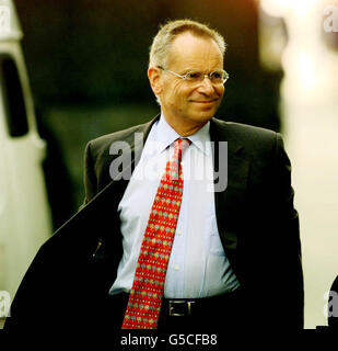 Lord Archer arrive au Old Bailey à Londres pour une audience préparatoire au procès.*...l'ancien vice-président du Parti conservateur, âgé de 61 ans, a plaidé non coupable à cinq accusations - deux de parjure, deux de pervertir le cours de la justice et une d'utiliser un faux instrument, concernant des journaux utilisés dans son procès en diffamation contre le Daily Star en 1987. Banque D'Images