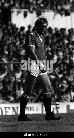 Jimmy Greenhoff de la première division du club de football Manchester United. Né à Barnsley, il a joué pour Leeds United, Birmingham City et Stoke City avant de rejoindre le personnel d'Old Trafford en novembre 1976, pour une somme considérable. Banque D'Images
