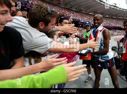 Jeux Olympiques de Londres - jour 15.Mo Farah, en Grande-Bretagne, célèbre avec la foule après avoir remporté le 5 000 M. Banque D'Images