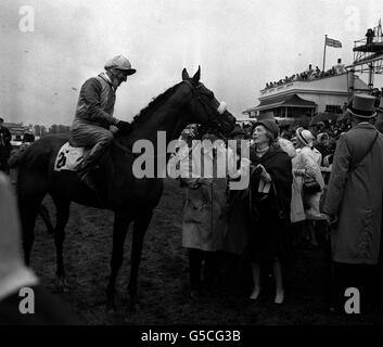 Lady Zia Wernher prend les rênes de son colt Charlottown pour le premier rôle après sa victoire au Derby d'Epsom.Dans la selle est jockey A. Breasley, à 52 le plus ancien cavalier dans la course. Banque D'Images