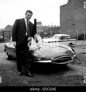 1963 : c'est une chose qui possède une toute nouvelle voiture de sport E-Type Jaguar et une autre chose qui ne peut pas la conduire. C'est le lot de boxeurs poids lourd Johnny Prescott qui est maintenant assis sur le siège passager sur les ordres d'un promoteur désireux de protéger son investissement. Banque D'Images