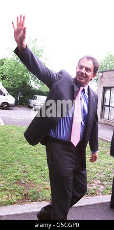 Le Premier ministre Tony Blair lors d'une visite au centre communautaire de Gabalfa à North Cardiff, à l'approche des élections générales de juin 7.Il a rencontré des personnes qui ont entrepris des cours d'éducation pour adultes, dont l'ancien prisonnier de guerre, Jack Ashley, âgé de 83 ans. Banque D'Images