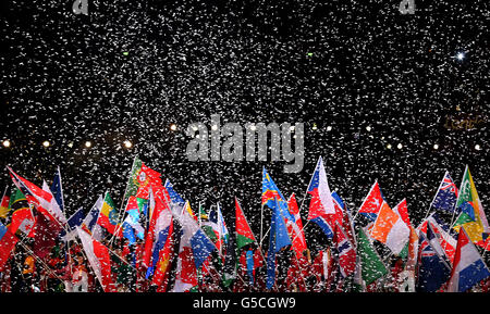 La bande de ticker tombe sur les drapeaux des nations en compétition lors de la cérémonie de clôture des Jeux Olympiques de Londres 2012 au stade olympique. Banque D'Images