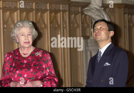 La reine Elizabeth II marche avec le prince héritier Naruhito du Japon, dans la salle St George du château de Windsor. Le prince est en voyage d'une semaine en Grande-Bretagne, et il fait une visite de courtoisie à la reine. Banque D'Images