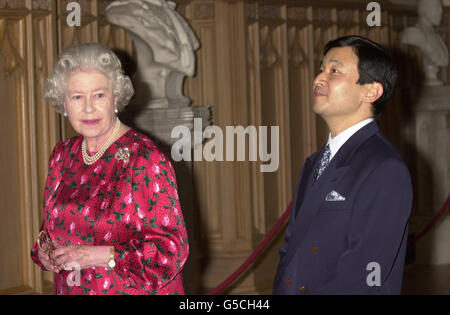 La reine Elizabeth II marche avec le prince héritier Naruhito du Japon, dans la salle St George du château de Windsor. Le prince est en voyage d'une semaine en Grande-Bretagne, et il fait une visite de courtoisie à la reine. Banque D'Images