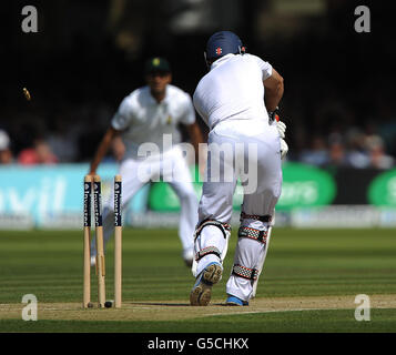 Andrew Strauss, en Angleterre, est sous la direction de Morne Morkel, en Afrique du Sud, lors du troisième match d'essai d'Investec au terrain de cricket de Lord, à Londres. Banque D'Images