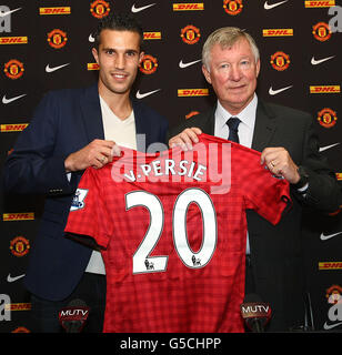 La nouvelle signature de Manchester United Robin Van Persie (à gauche) avec le directeur Sir Alex Ferguson à la suite d'une conférence de presse à Old Trafford, Manchester.APPUYEZ SUR ASSOCIATION photo.Date de la photo : vendredi 17 août 2012.Van Persie a signé un contrat de quatre ans avec United, mettant fin à l'une des plus longues sagas de transfert de l'été.Voir PA Story FOOTBALL Man Utd.Le crédit photo devrait se lire comme suit : Barrington Coombs/PA Wire.RESTRICTIONS : usage éditorial uniquement.45 images maximum pendant une comparaison.Pas d'émulation vidéo ni de promotion en direct.Aucune utilisation dans les jeux, les concours, les marchandises, les Paris ou les simples Banque D'Images