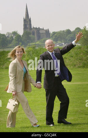 Le chef du Parti conservateur, William Hague et sa femme Ffion, arrivent à Bury pour une journée de campagne à Manchester et dans les environs. La Haye a exclu qu'un futur gouvernement conservateur impose la TVA sur les vêtements et les livres des enfants. * après que le chancelier fantôme Michael Portillo a refusé de donner cet engagement spécifique, en disant que seul le parti n'avait aucune proposition d'augmenter les impôts. Banque D'Images