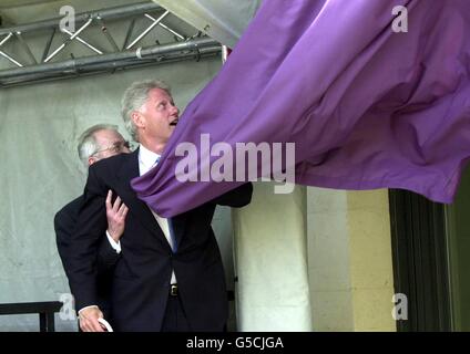 L’ancien Bill Clinton américain a dévoilé une plaque à Oxford, avec l’aide du directeur du Rothermere American Institute, le professeur Alan Ryan, après que la corde ait cassé le rideau de couverture. Banque D'Images