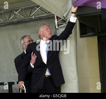 L’ancien Bill Clinton américain a dévoilé une plaque à Oxford, avec l’aide du directeur du Rothermere American Institute, le professeur Alan Ryan, après que la corde ait cassé le rideau de couverture. Banque D'Images