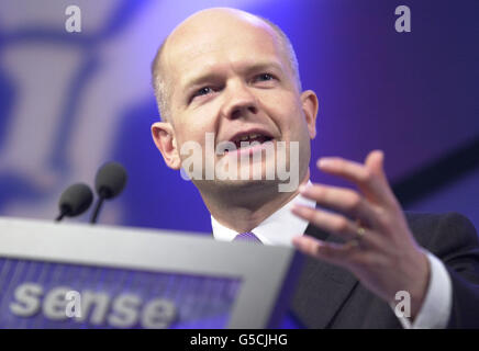 Le leader conservateur William Hague lors d'un rassemblement à Manchester qui a affirmé dans son discours que si le Labour remporte les élections générales le 7 juin 2001, il commencera le processus de destruction de la livre le lendemain. *...il a dit que dès le moment de la victoire du Labour, toute la direction de l'économie serait orientée vers la préparation à l'adhésion à la monnaie unique. Banque D'Images