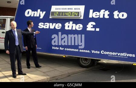 Le chef du Parti conservateur, William Hague, dévoile la nouvelle affiche publicitaire des Tories à Loughborough. M. Hague a averti le public que la Grande-Bretagne n'a que douze jours pour « enregistrer la livre ». Banque D'Images