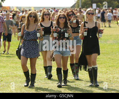 V Festival 2012 - Chelmsford.Festival-amateurs transportant des boissons au V Festival à Hylands Park, Chelmsford. Banque D'Images