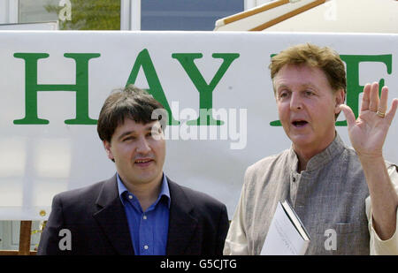 Ex-Beatle, Sir Paul McCartney (à droite) avec le directeur du festival Peter Florence avant de lire des poèmes et des paroles de son anthologie « chant Blackbird » au Hay Festival, Hay-on-Wye, pays de Galles. *...quelque 55,000 copies de l'anthologie, publiées en mars, 2001 ont été vendues au Royaume-Uni et aux États-Unis et les poèmes sont traduits en japonais, allemand et espagnol. Banque D'Images