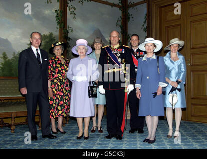 La reine Elizabeth II de Grande-Bretagne et le duc d'Édimbourg arrivent au Palais Royal d'Oslo pour une visite officielle de deux jours en Norvège. De gauche à droite : le duc d'Édimbourg, la princesse Astrid, la reine Elizabeth, la mette-Marit Tjessem Hoiby, le roi Harald, Crownprince Haakon, la reine Sonja et la princesse Martha Louise. Banque D'Images