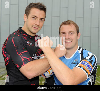 Rugby Union - lancement de RaboDirect PRO12 - Musée Riverside.Greig Laidlaw d'Édimbourg et Al Kellock de Glasgow (à droite) lors du lancement du RaboDirect PRO12 au Riverside Museum de Glasgow. Banque D'Images