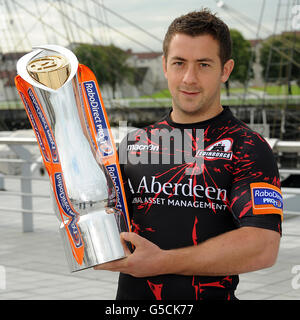 Rugby Union - lancement de RaboDirect PRO12 - Musée Riverside.Greig Laidlaw d'Édimbourg avec le trophée lors du lancement de RaboDirect PRO12 au Riverside Museum, Glasgow. Banque D'Images