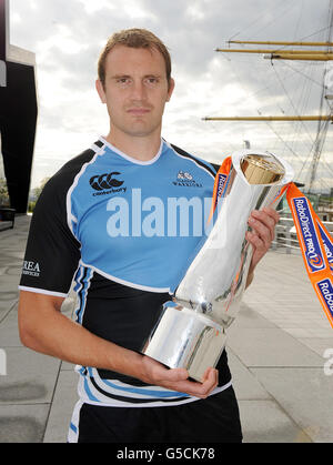 Al Kellock de Glasgow avec le trophée lors du lancement de RaboDirect PRO12 au Riverside Museum, Glasgow. Banque D'Images